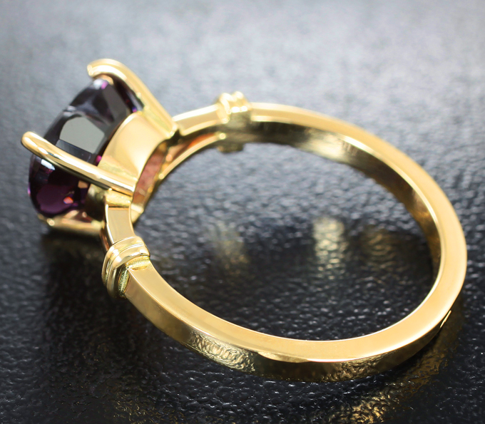 Кольцо с чистейшей пурпурной шпинелью редкой огранки 2,92 карата