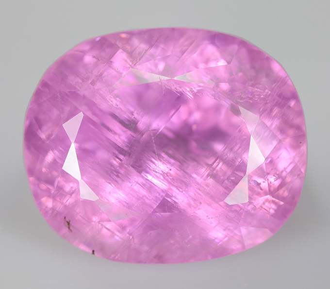 Крупный «неоновый» пурпурно-розовый кунцит 28,05 карата