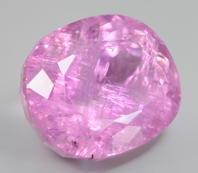 Крупный «неоновый» пурпурно-розовый кунцит 28,05 карата