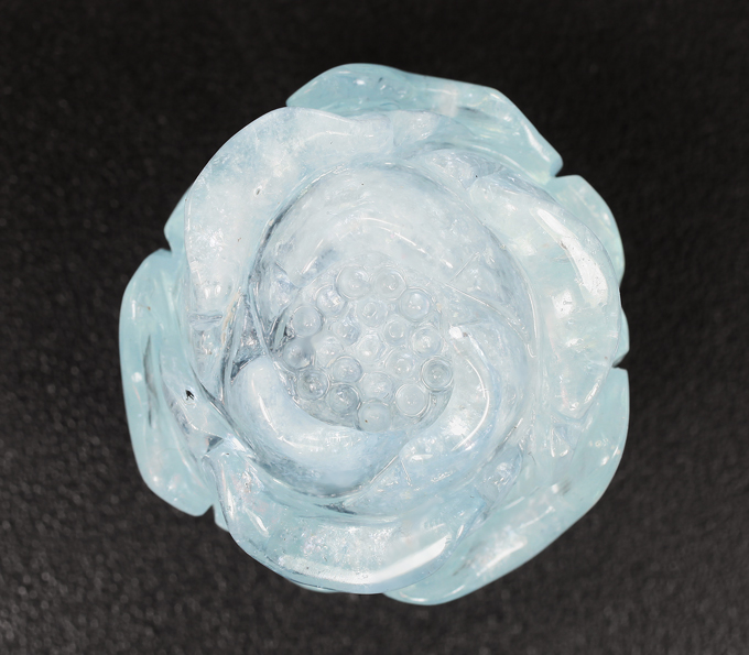 Кулон с миниатюрой «Цветок» из цельного аквамарина 53,29 карата и ограненными аквамаринами
