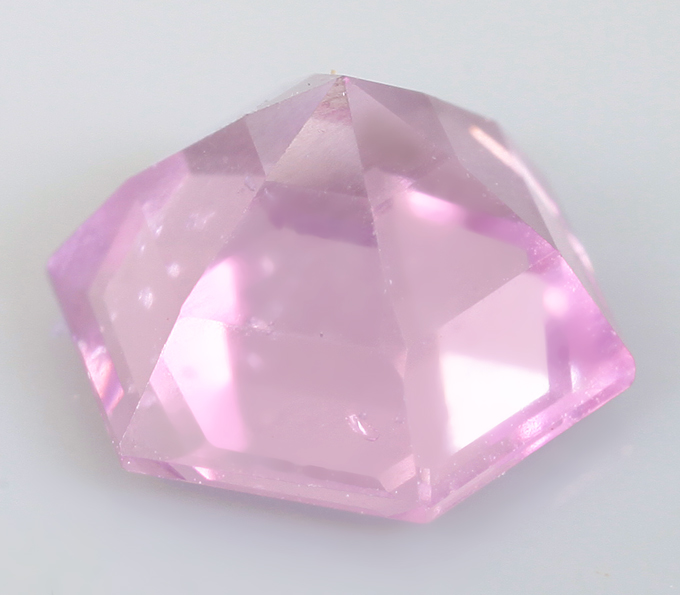 Пурпурно-розовая шпинель редкой огранки 0,85 карата