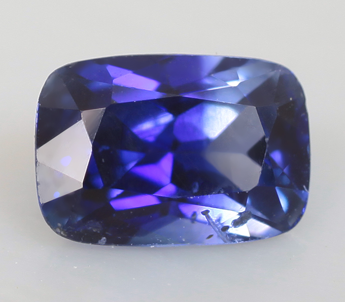 Кольцо с цейлонским синим сапфиром 0,38 карата и бриллиантами