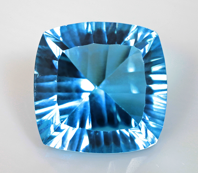 Чистейший голубой топаз лазерной огранки 16,32 карата