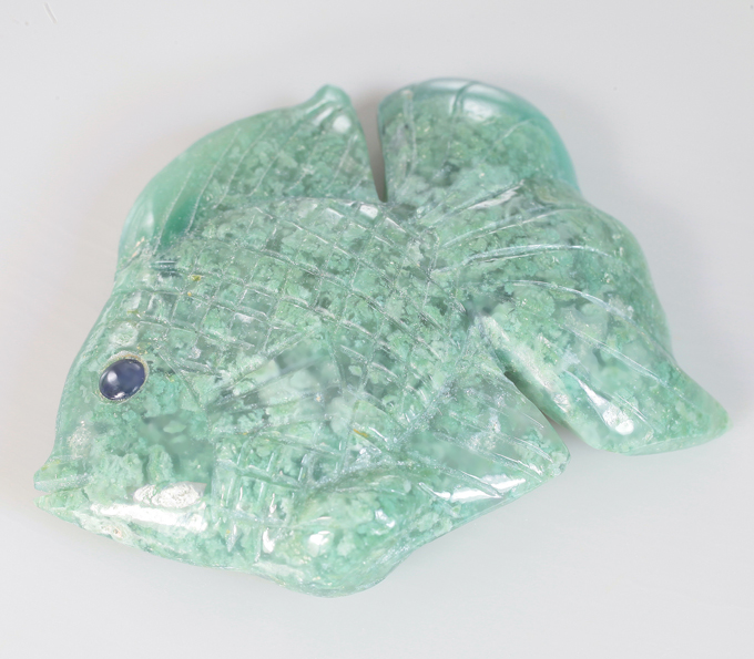 Резной зеленый халцедон с синими сапфирами 54,95 карата