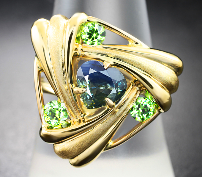 Кольцо с австралийским полихромным сапфиром 1,58 карата и уральскими деамантоидами гранатами 0,54 карата