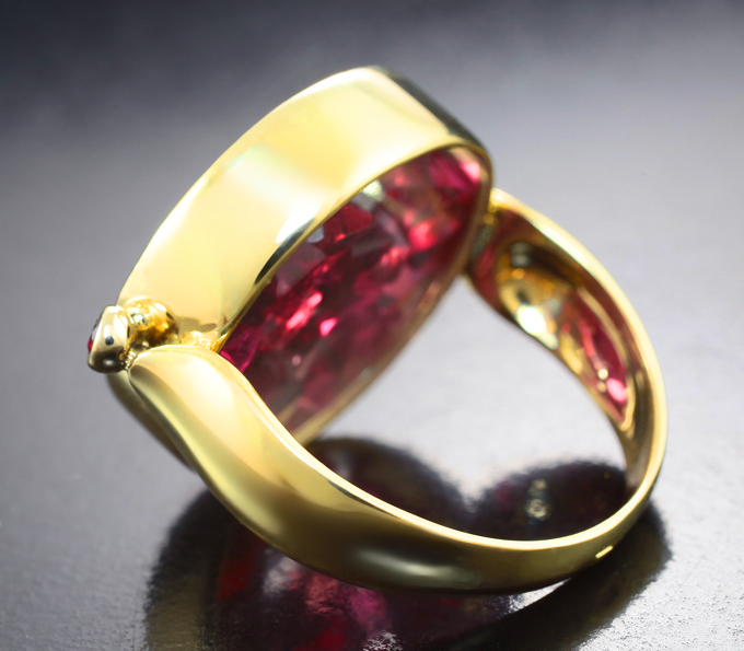 Кольцо с кристаллами рубиновой шпинели 3,3 карата и красными сапфирами