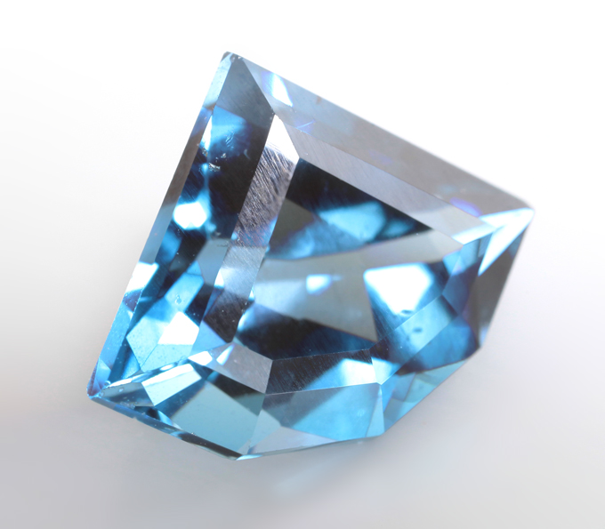 London blue топаз авторской огранки 4,51 карата