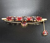 Брошь с красновато-оранжевыми шпинелями и андезинами 4,86 карата Золото