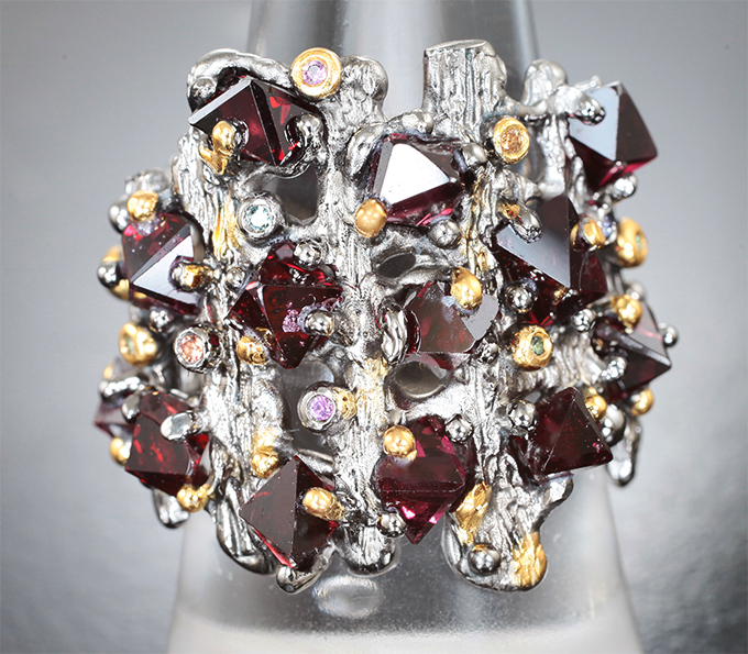 Кольцо с кристаллами рубиновой шпинели 6,35 и разноцветными сапфирами