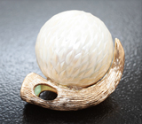 Кулон с крупной резной жемчужиной Edison 22,23 карата и мятно-зеленым цаворитом