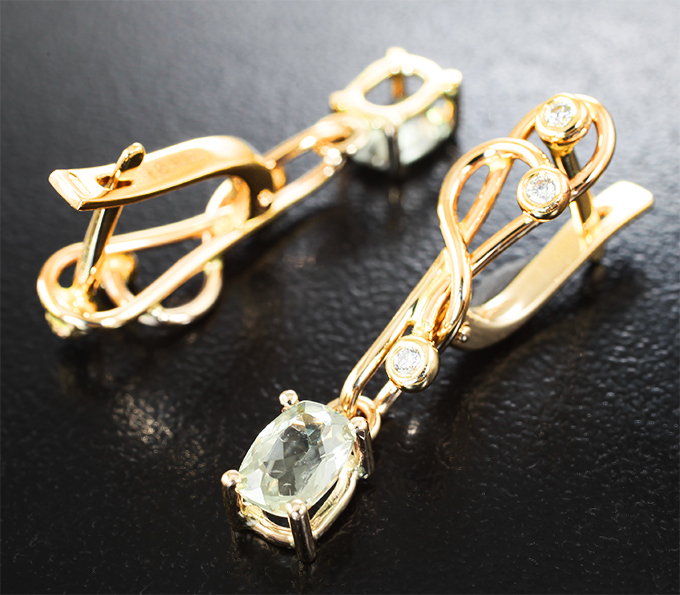 Комплект с диаспорами 2,42 карата и бриллиантами