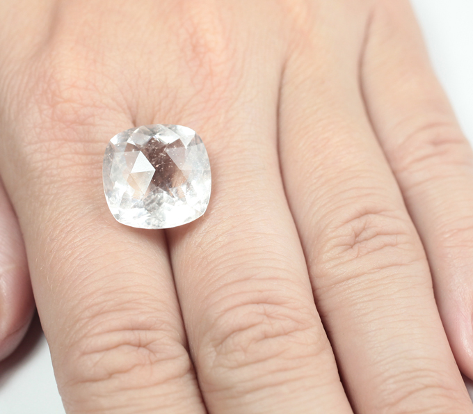 Крупный морганит 11,99 карата