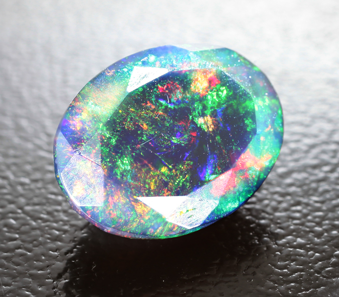 Ограненный черный опал 3,01 карата