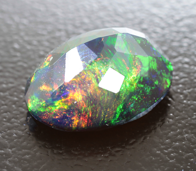 Ограненный черный опал 3,01 карата