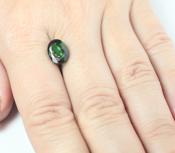 Ограненный черный опал 1,56 карата