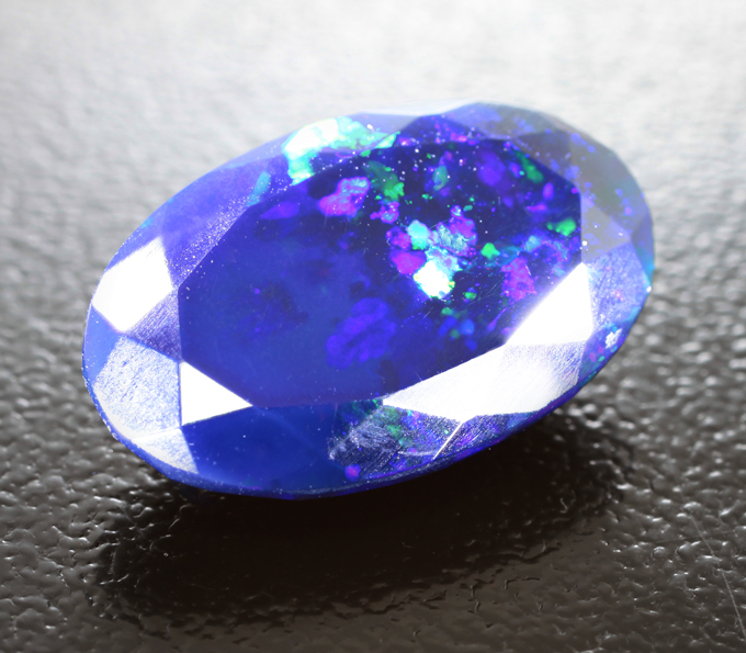 Ограненный черный опал 3,7 карата