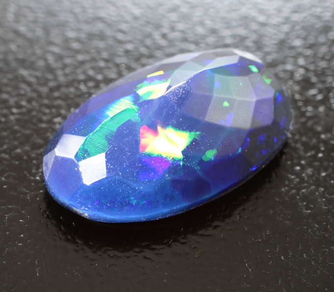 Ограненный черный опал 3,7 карата