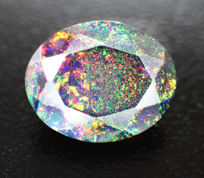 Ограненный черный опал 3,19 карата