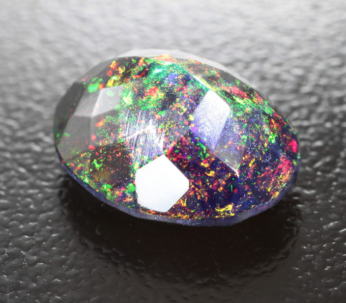 Ограненный черный опал 3,19 карата