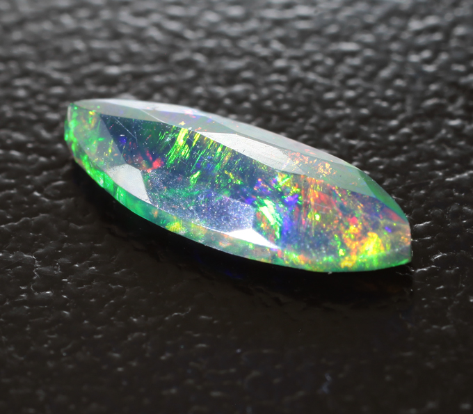 Ограненный черный опал 0,43 карата