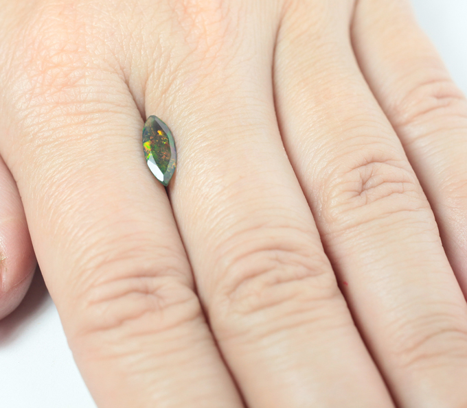 Ограненный черный опал 0,43 карата