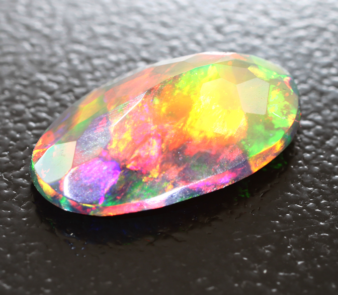 Ограненный черный опал 1,98 карата