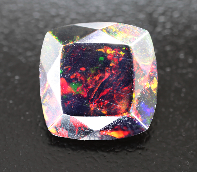 Ограненный черный опал 2,93 карата