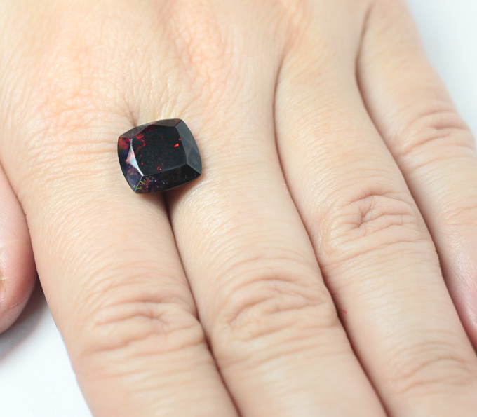 Ограненный черный опал 2,93 карата