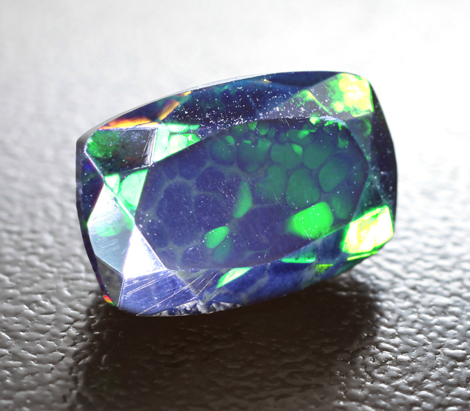 Ограненный черный опал 2,68 карата