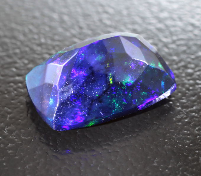 Ограненный черный опал 2,22 карата