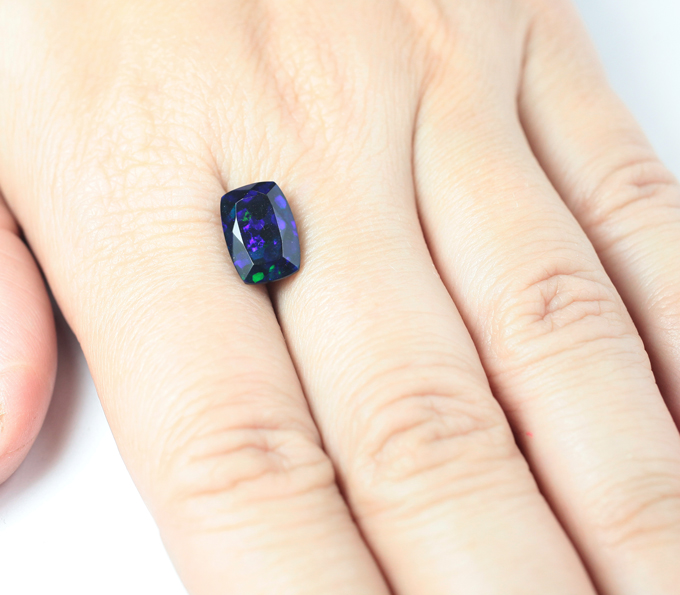 Ограненный черный опал 2,22 карата