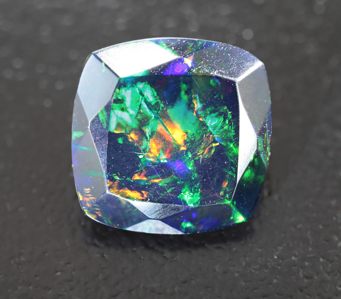 Ограненный черный опал 1,69 карата