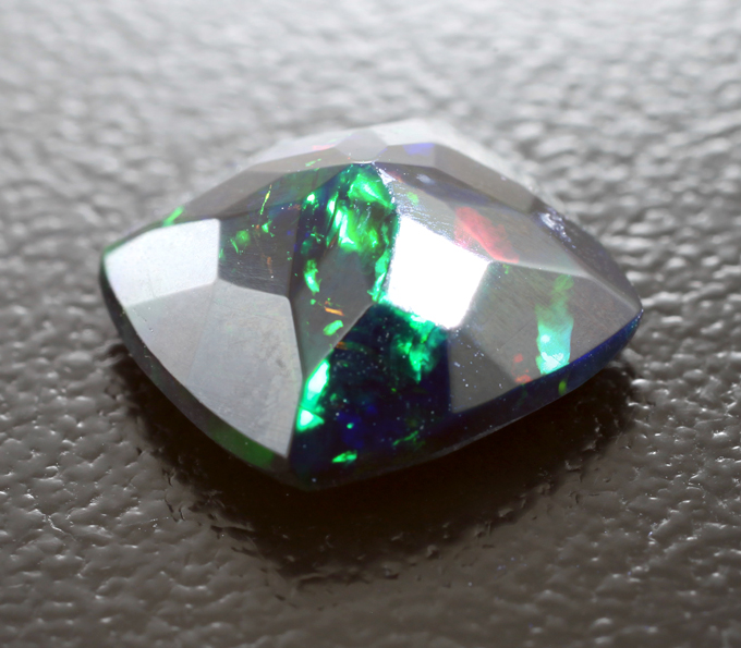 Ограненный черный опал 1,69 карата