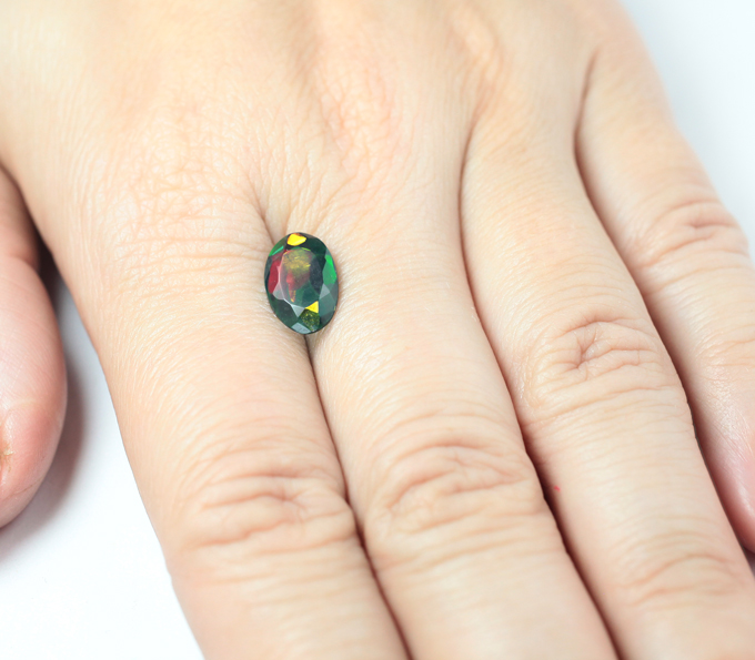 Ограненный черный опал 1,42 карата