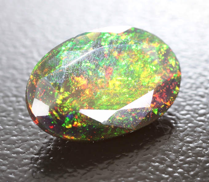 Ограненный черный опал 1,87 карата