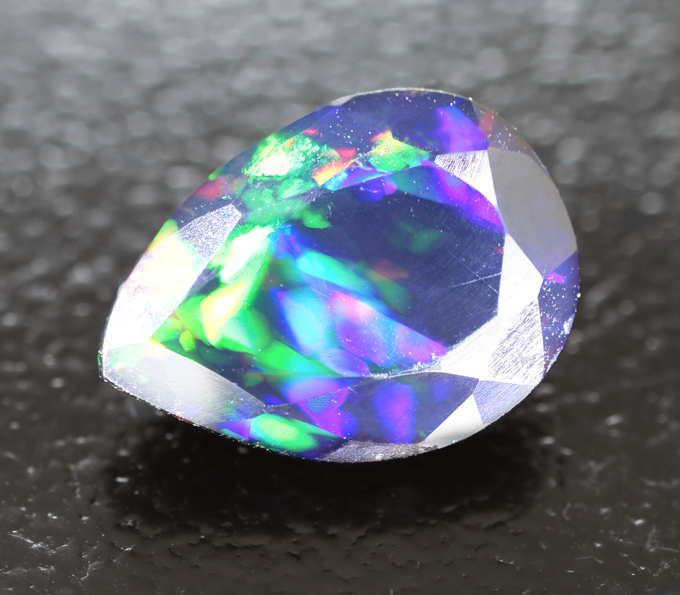 Ограненный черный опал 1,07 карата