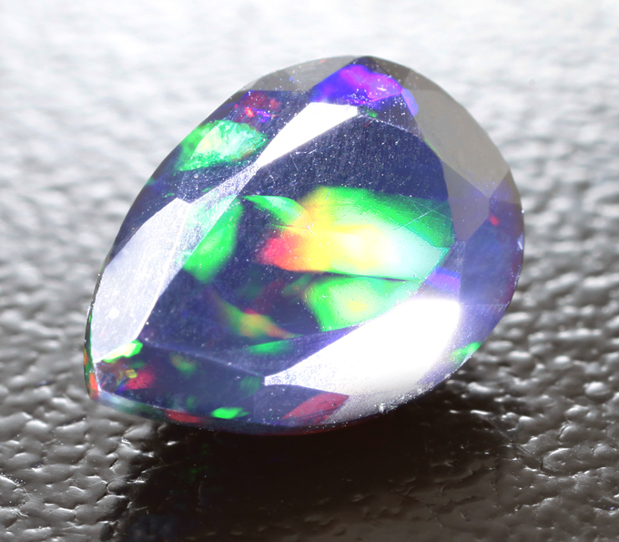 Ограненный черный опал 1,07 карата