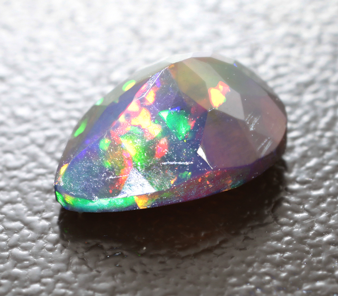 Ограненный черный опал 1,07 карата