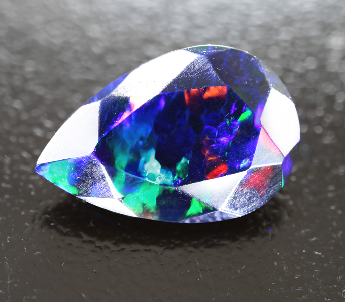 Ограненный черный опал 2,12 карата