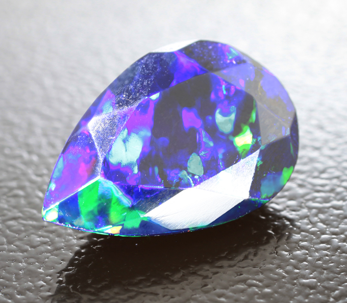 Ограненный черный опал 2,12 карата