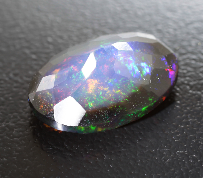 Ограненный черный опал 4,34 карата