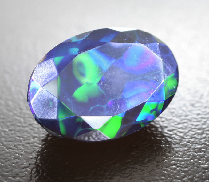 Ограненный черный опал 6,68 карата