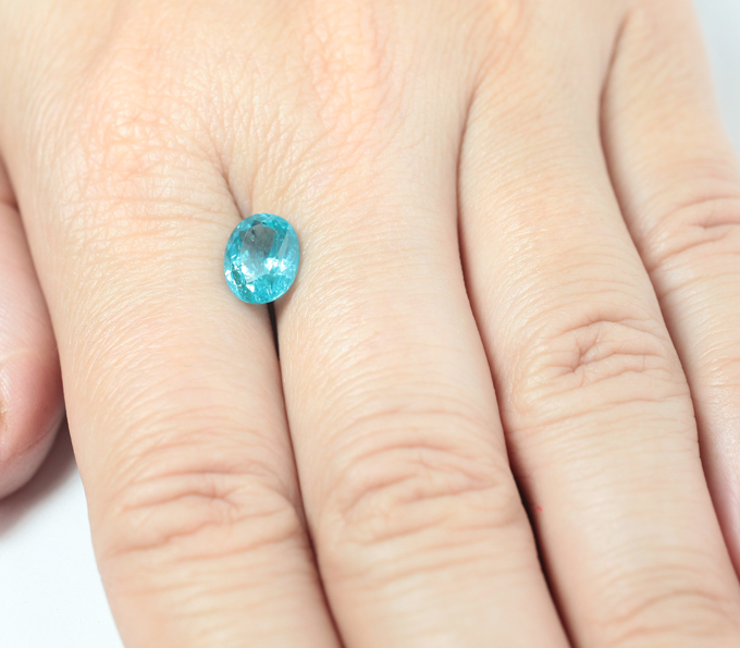 «Неоновый» апатит 2,24 карата