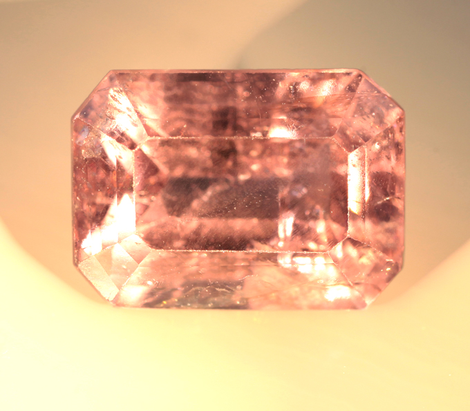 Фиолетовая шпинель со сменой цвета 2,9 карата