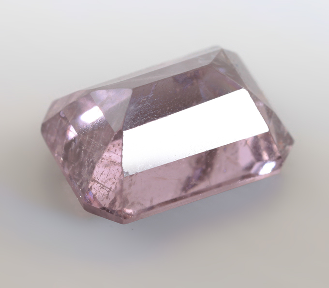 Фиолетовая шпинель со сменой цвета 2,9 карата