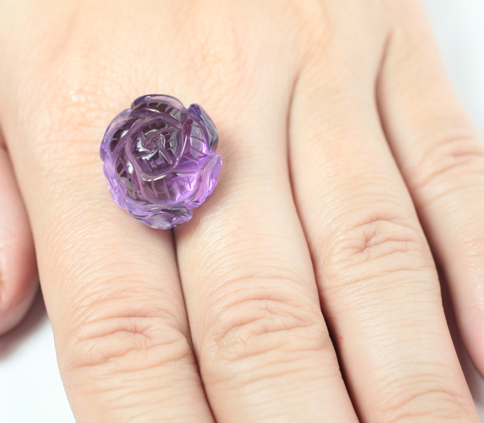 Крупный резной аметист 27,84 карата