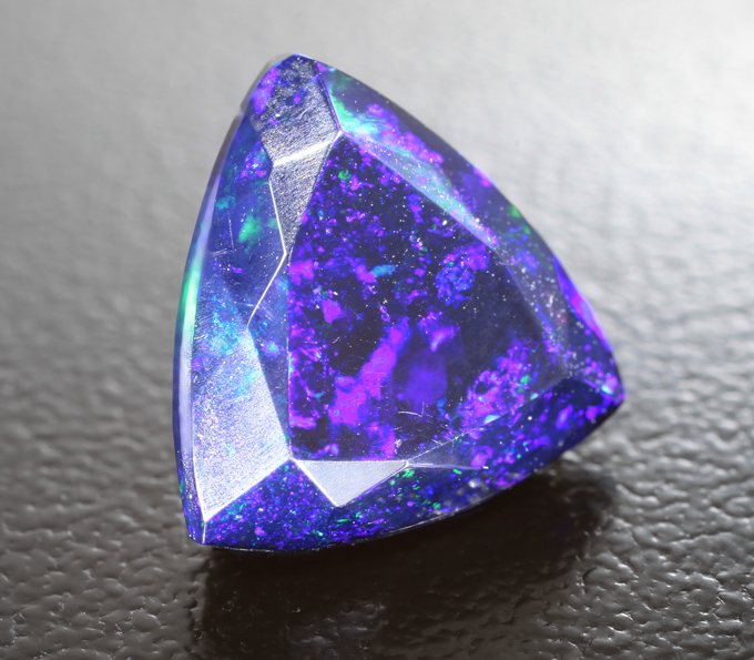 Ограненный черный опал 3,04 карата