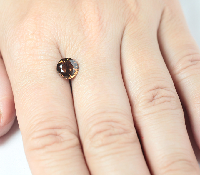 Чистейший оранжевато-желтый циркон 2,74 карата