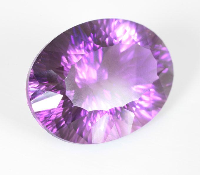 Чистейший крупный уругвайский аметист лазерной огранки 27,02 карата