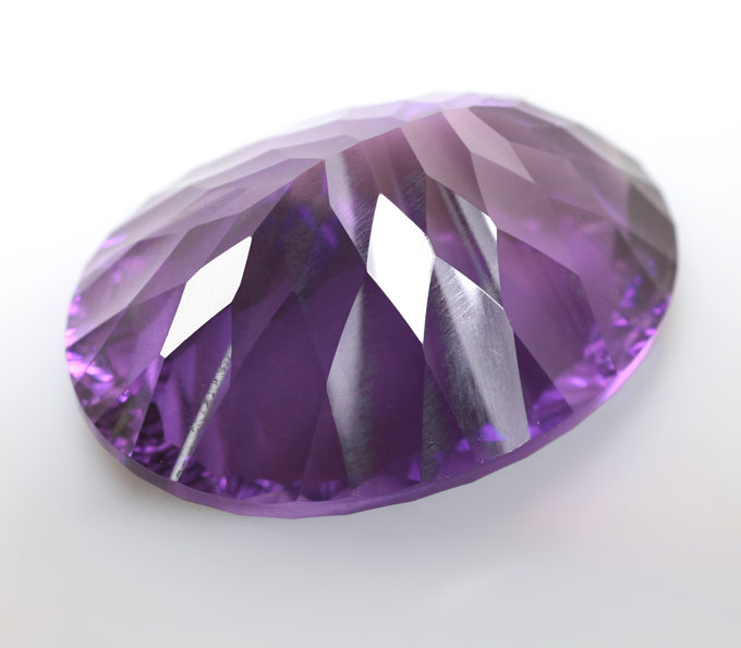 Чистейший крупный уругвайский аметист лазерной огранки 27,02 карата